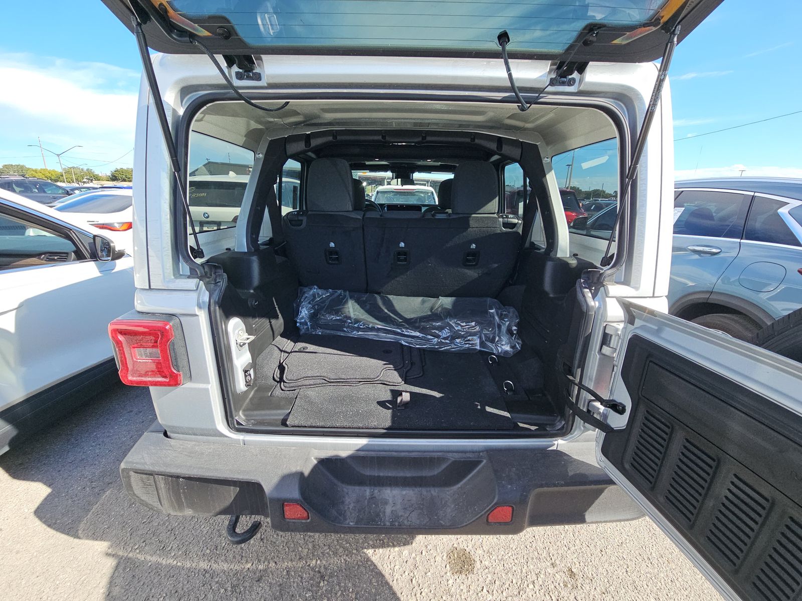 2024 Jeep Wrangler Sahara AWD