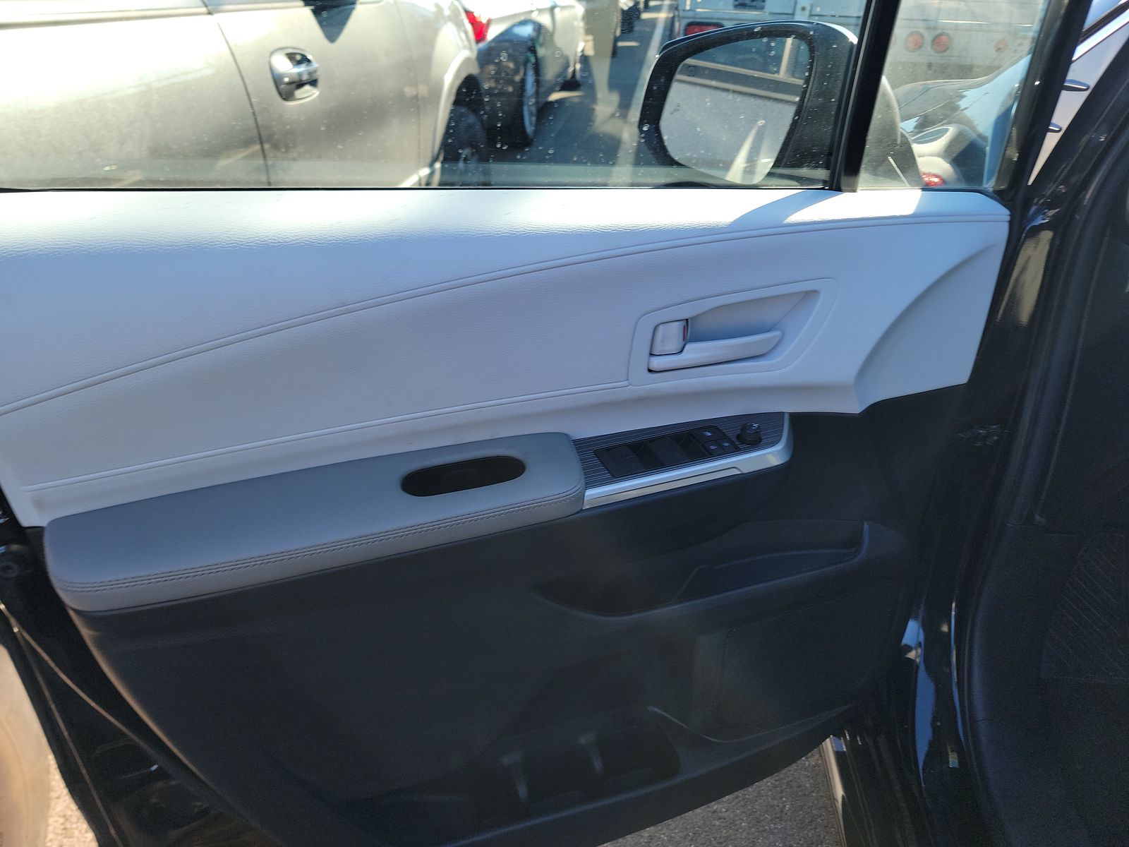 2025 Toyota Sienna LE FWD