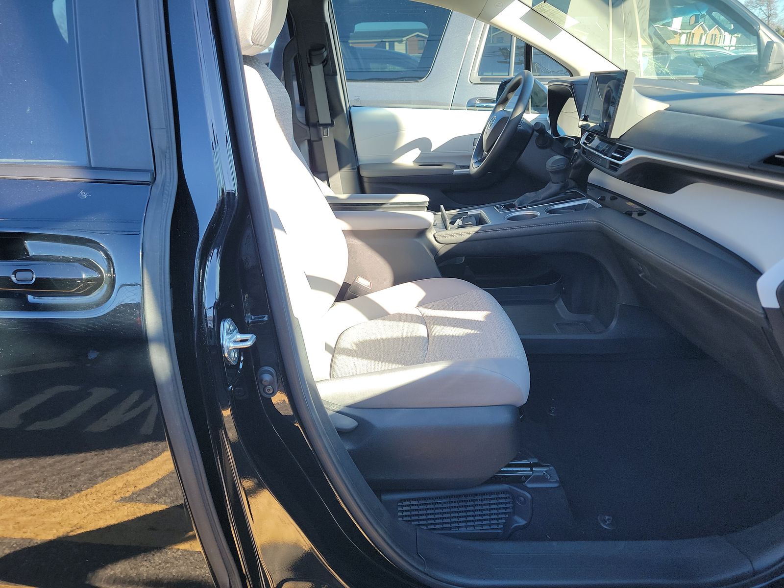 2025 Toyota Sienna LE FWD