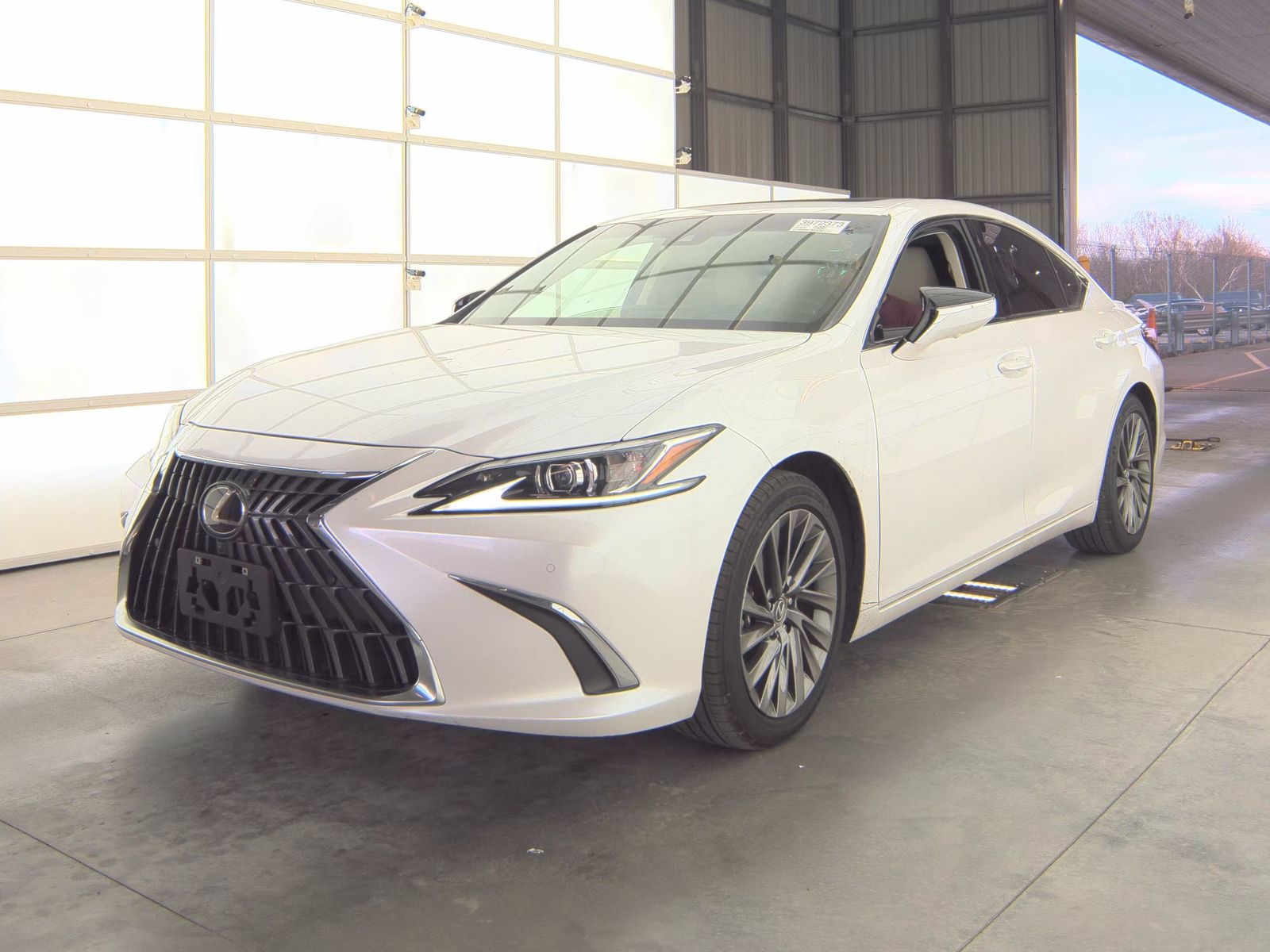 2025 Lexus ES Hybrid 300h Luxury's photo