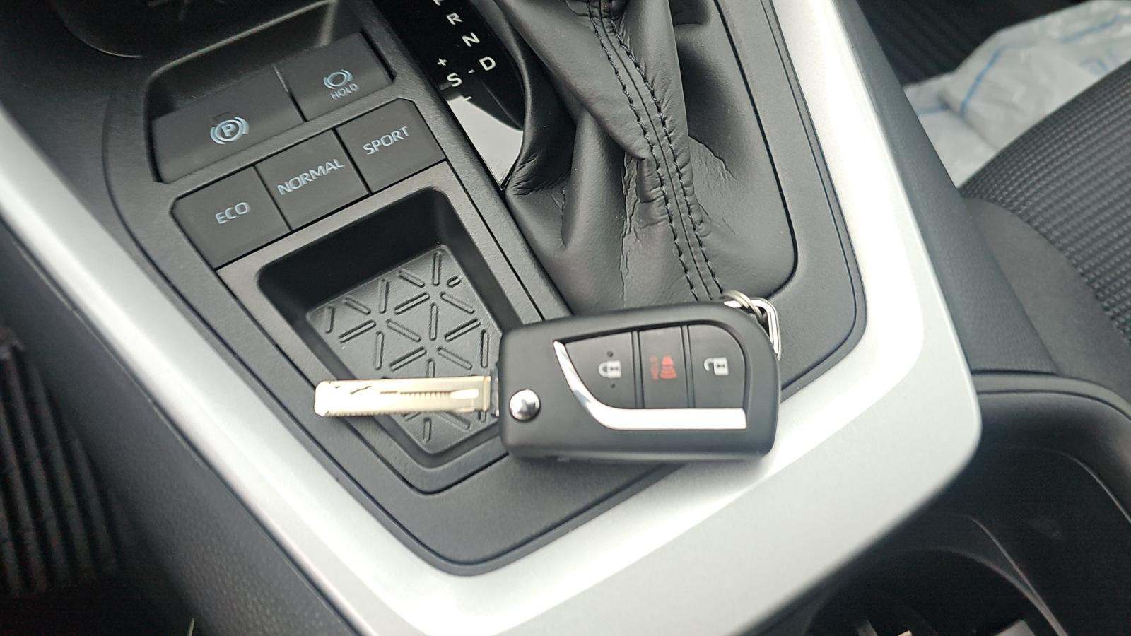 2025 Toyota RAV4 LE FWD