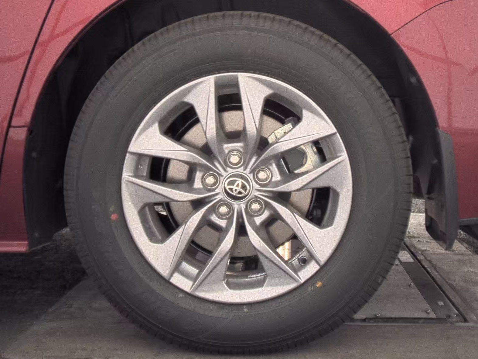 2025 Toyota Sienna XLE FWD