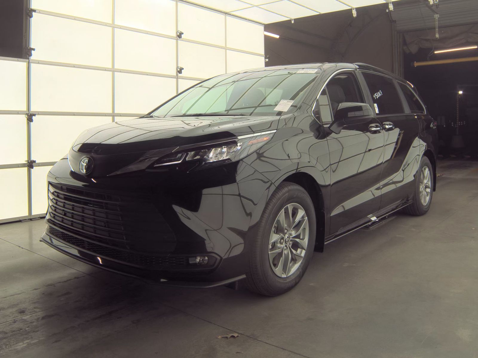 2025 Toyota Sienna XLE FWD