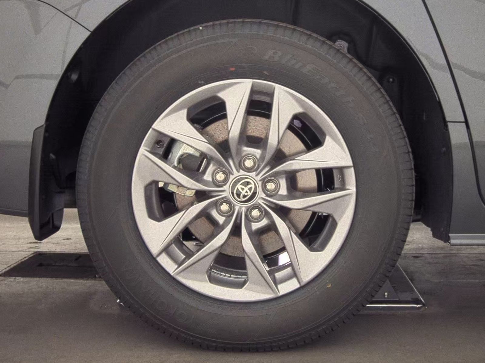 2025 Toyota Sienna XLE FWD