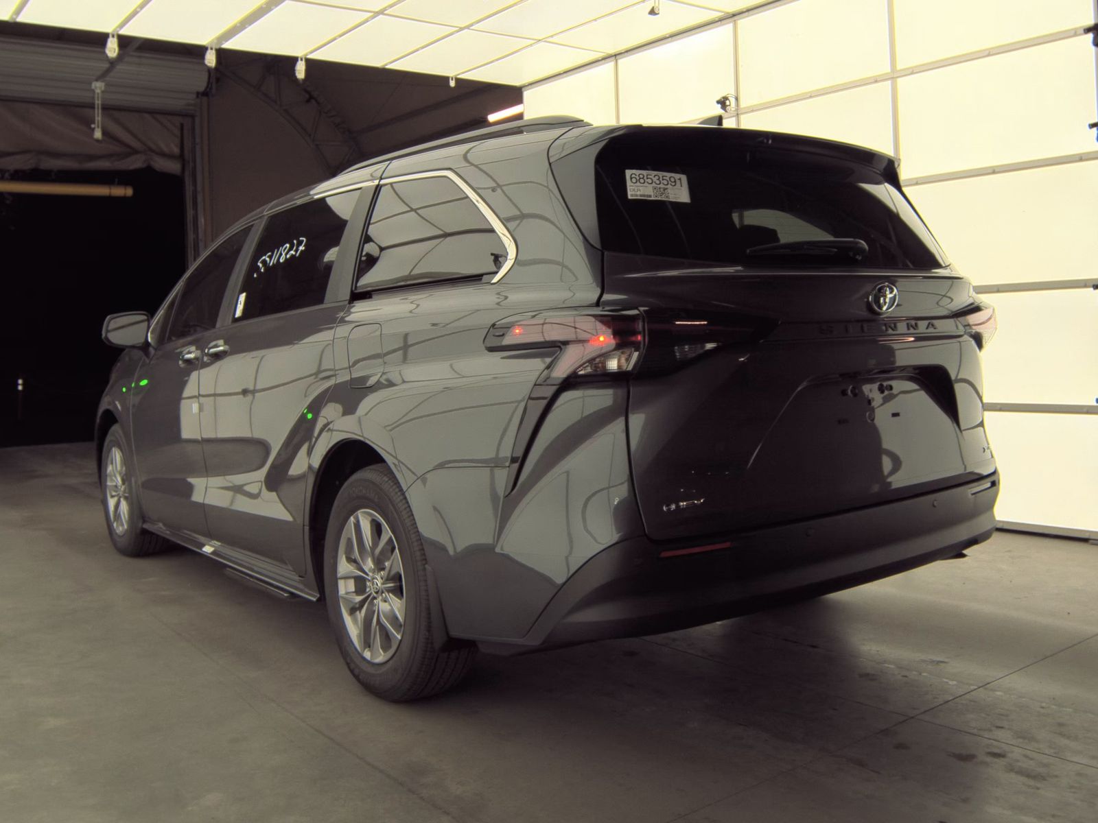 2025 Toyota Sienna XLE FWD