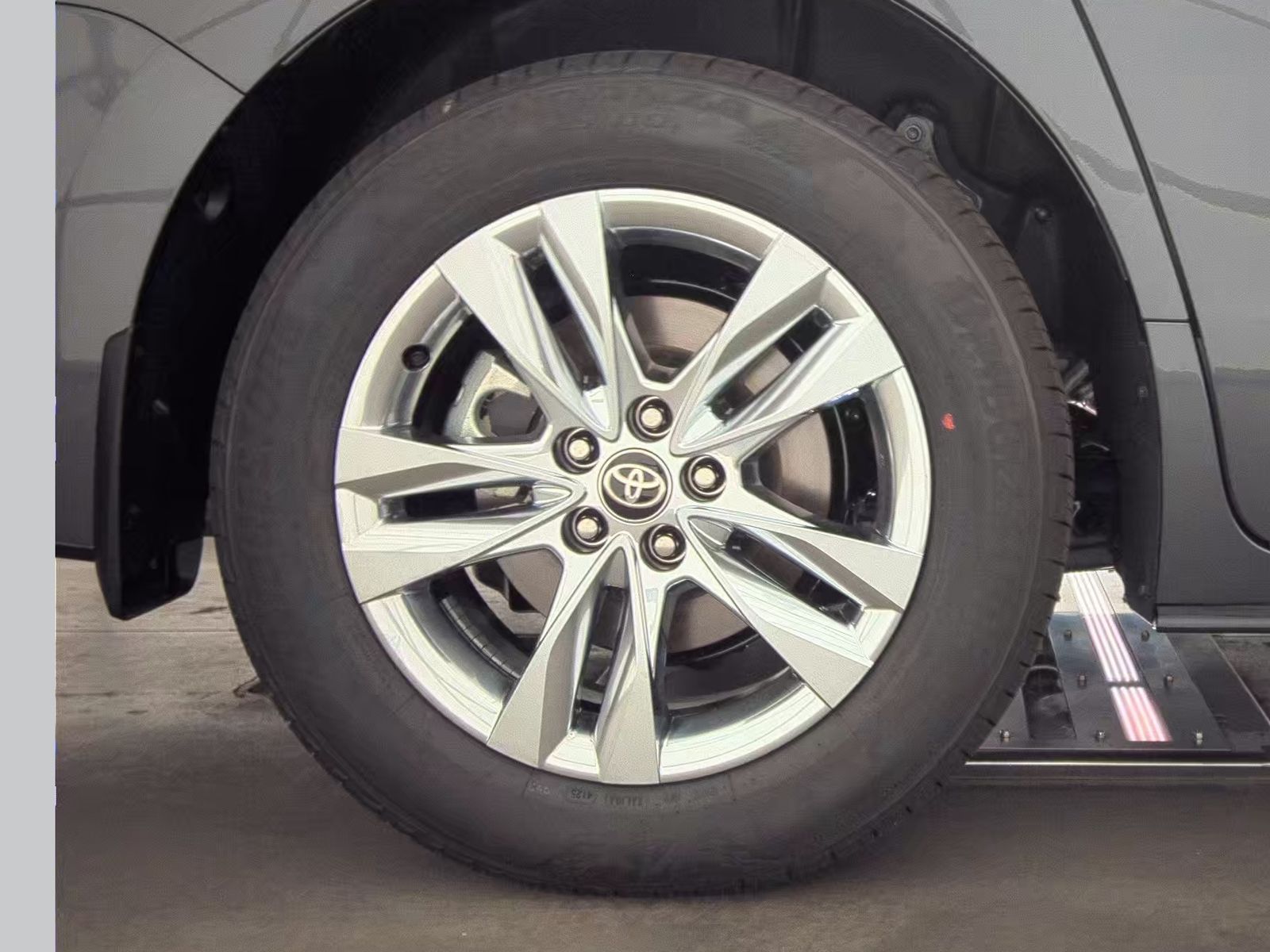 2025 Toyota Sienna Limited FWD