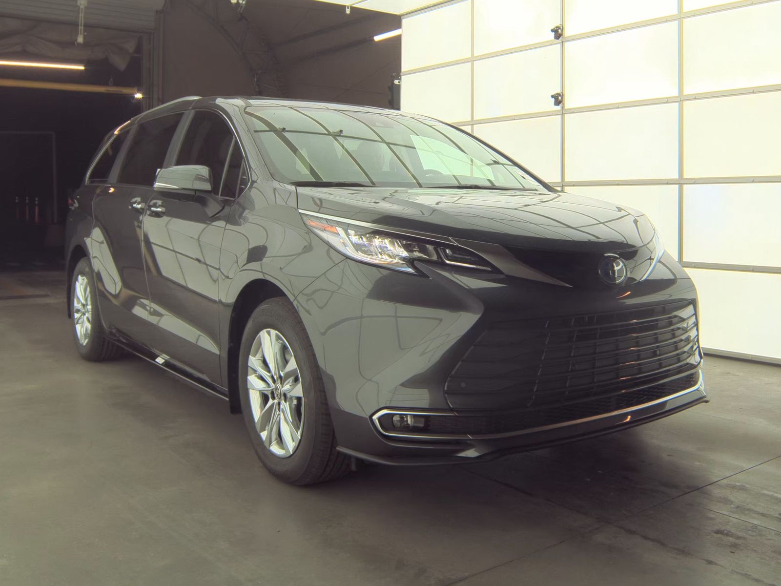 2025 Toyota Sienna Limited FWD