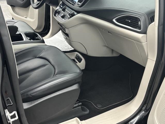 2024 Chrysler Pacifica Hybrid Select FWD