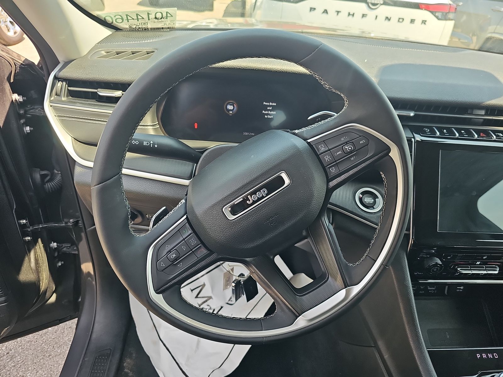 2023 Jeep Grand Cherokee Laredo AWD