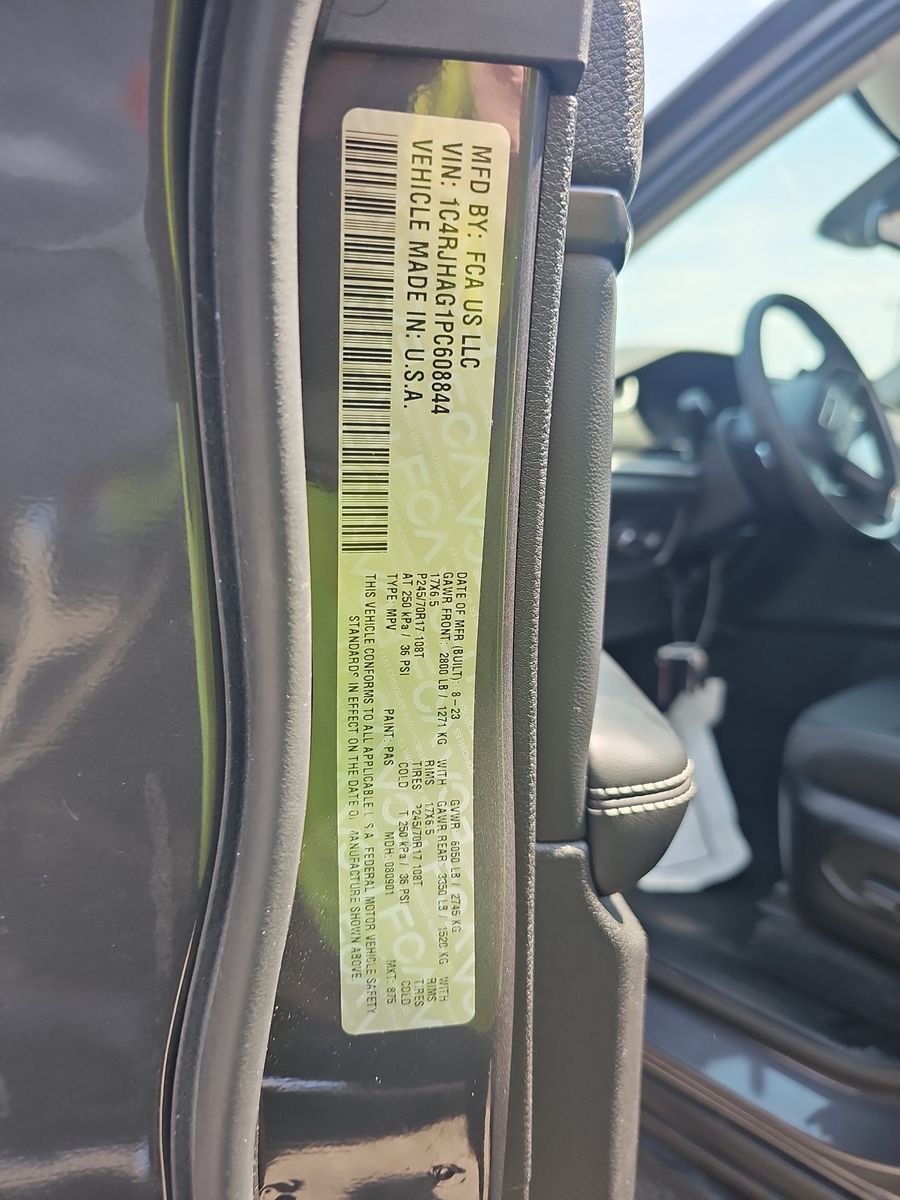 2023 Jeep Grand Cherokee Laredo AWD