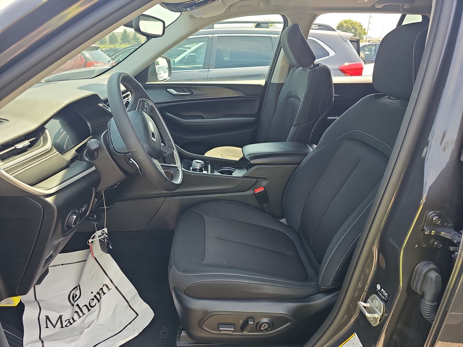 2023 Jeep Grand Cherokee Laredo AWD