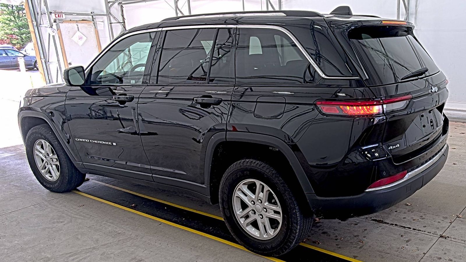 2023 Jeep Grand Cherokee Laredo AWD