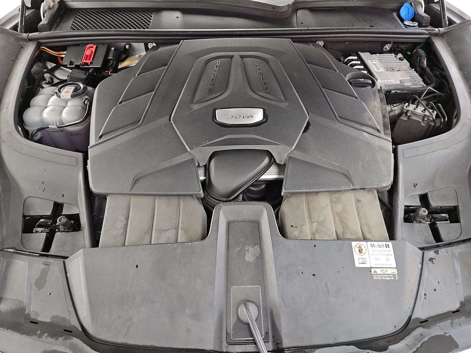 2023 Porsche Cayenne Platinum Edition AWD