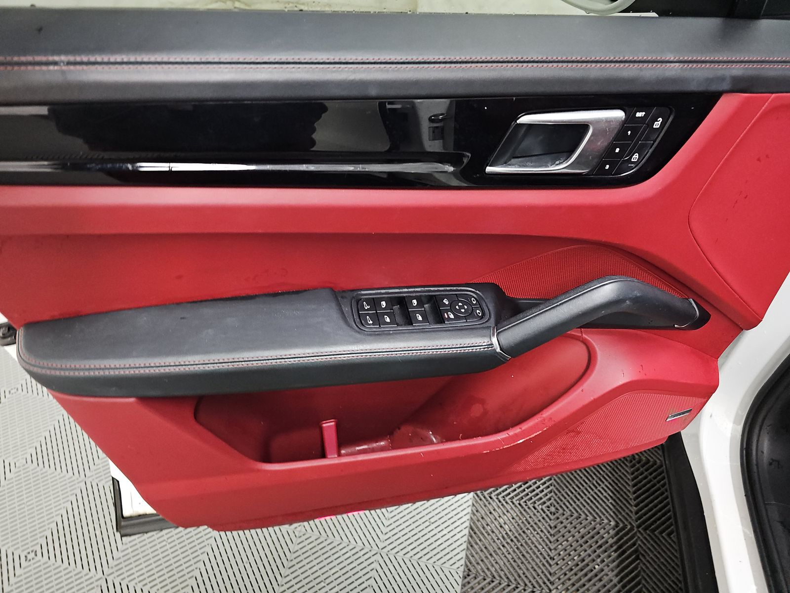 2023 Porsche Cayenne Platinum Edition AWD