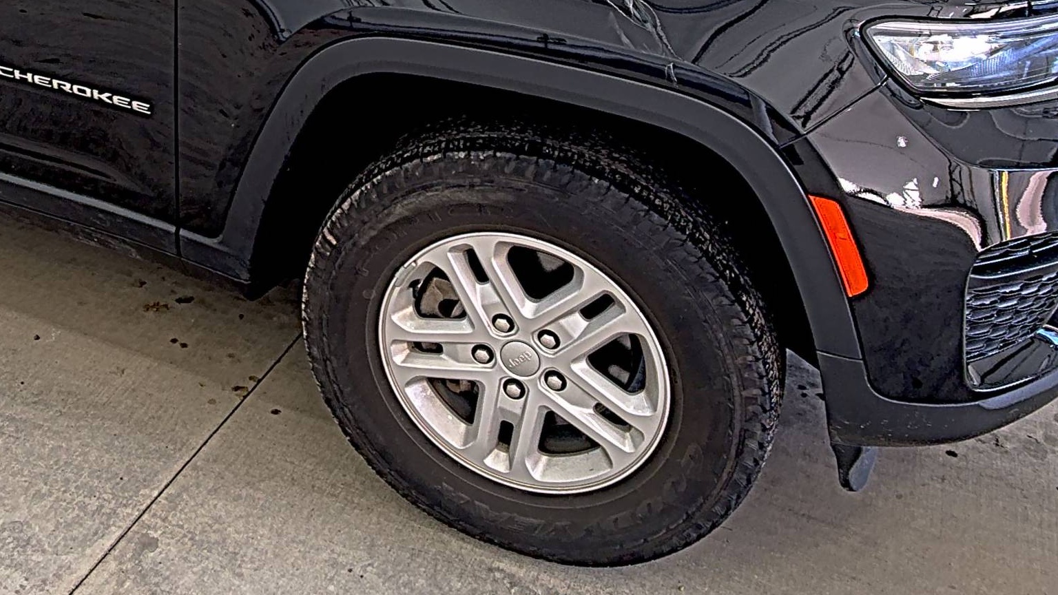 2023 Jeep Grand Cherokee Laredo AWD