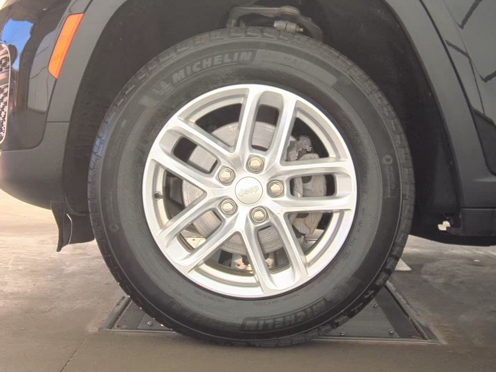 2023 Jeep Grand Cherokee Laredo AWD