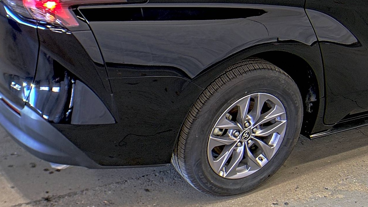 2025 Toyota Sienna LE FWD