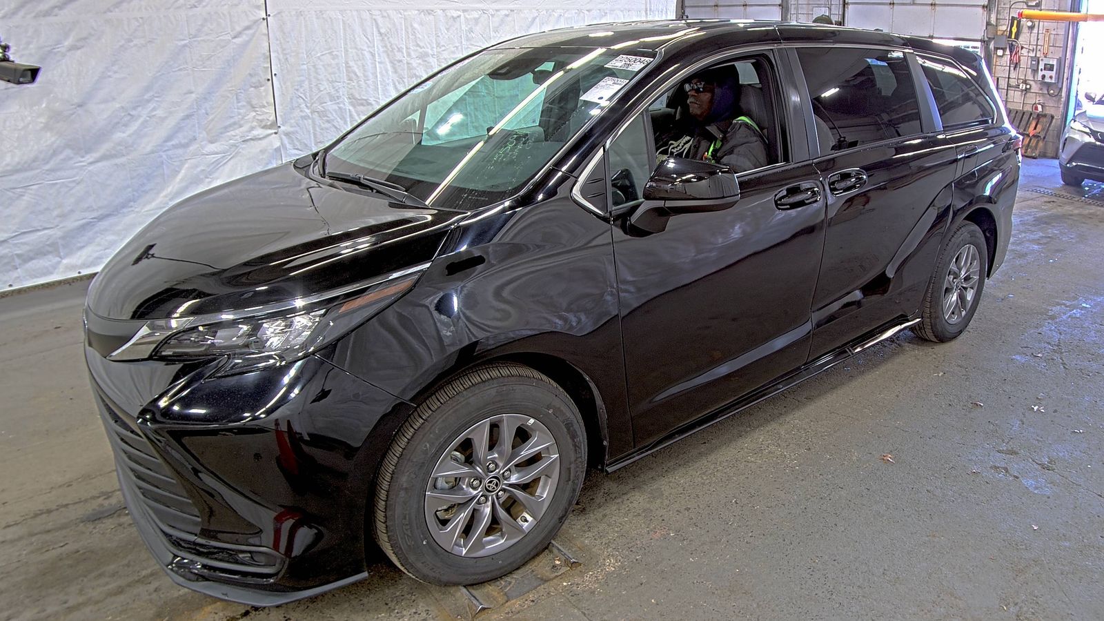 2025 Toyota Sienna LE FWD