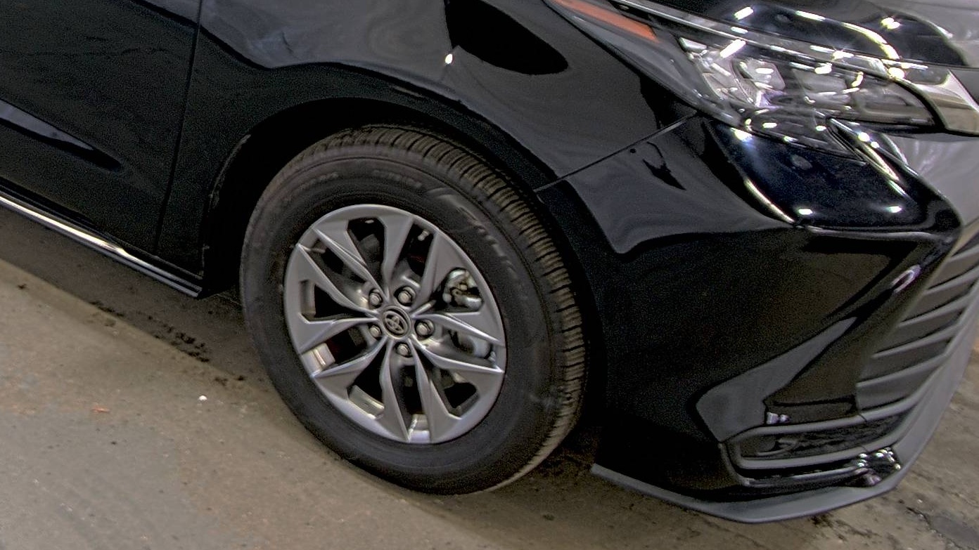 2025 Toyota Sienna LE FWD