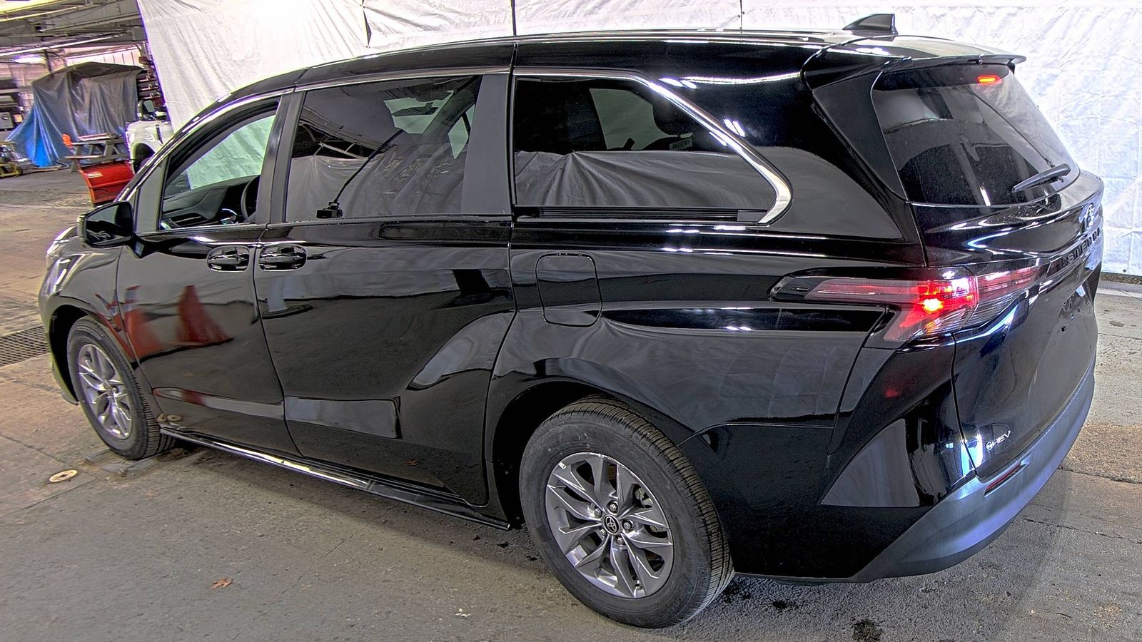 2025 Toyota Sienna LE FWD