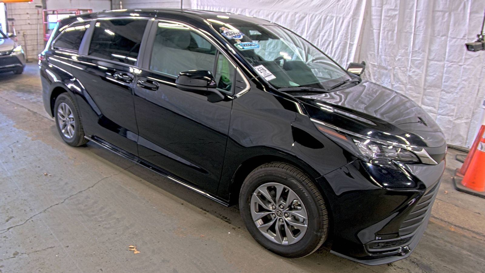 2025 Toyota Sienna LE FWD