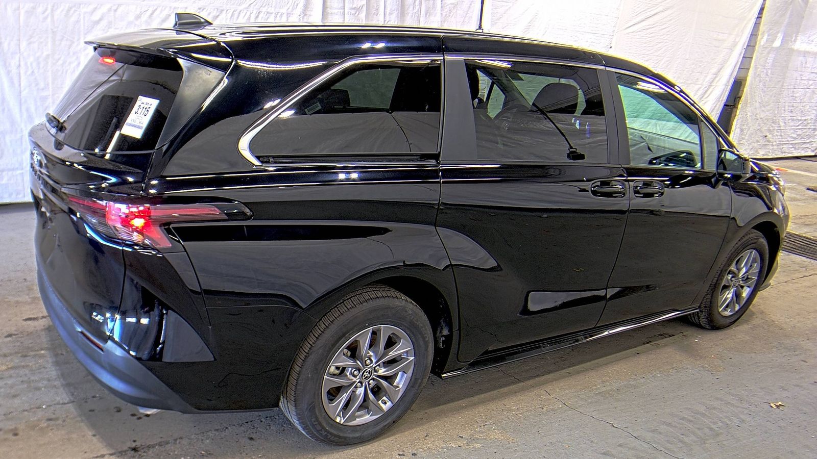 2025 Toyota Sienna LE FWD