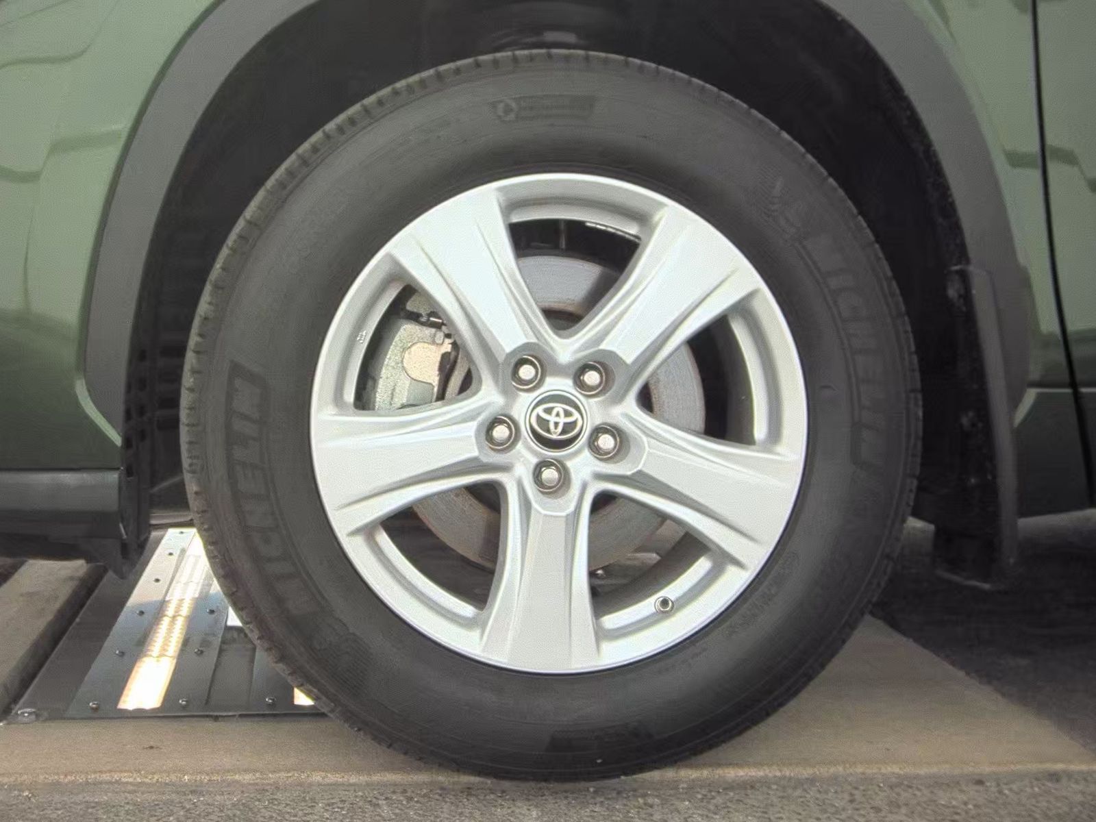 2024 Toyota Highlander LE FWD