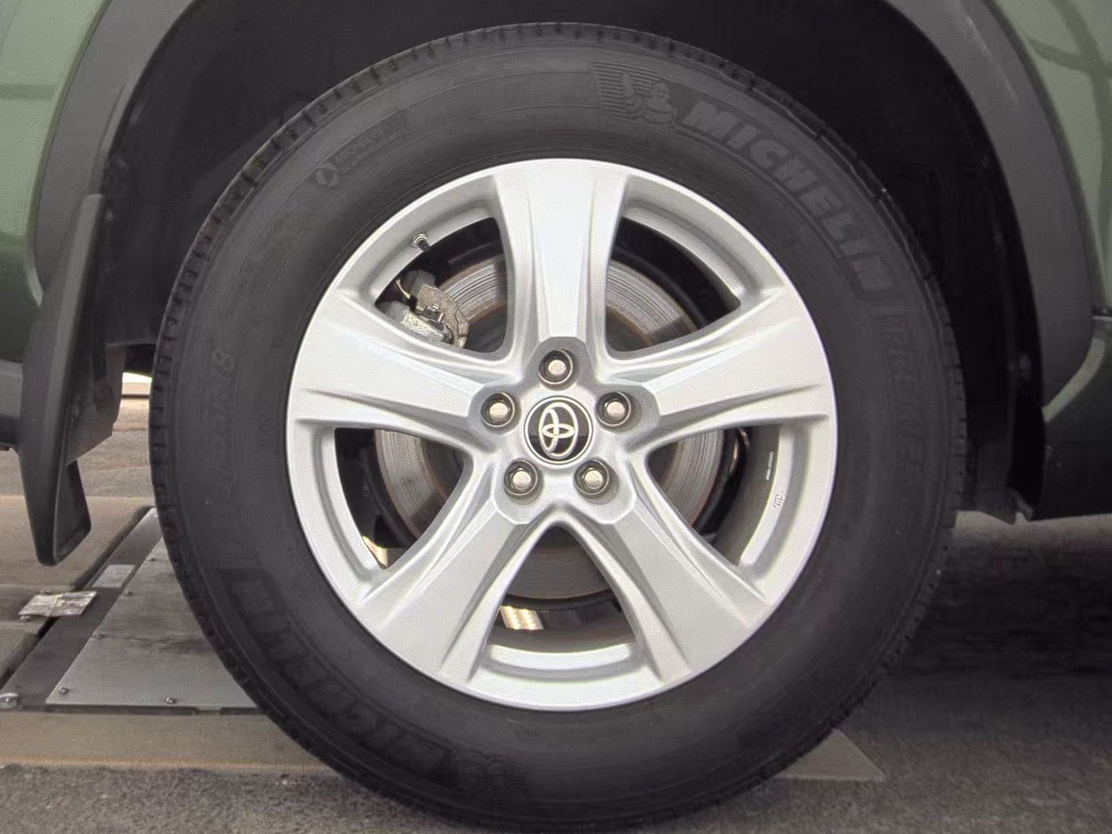 2024 Toyota Highlander LE FWD