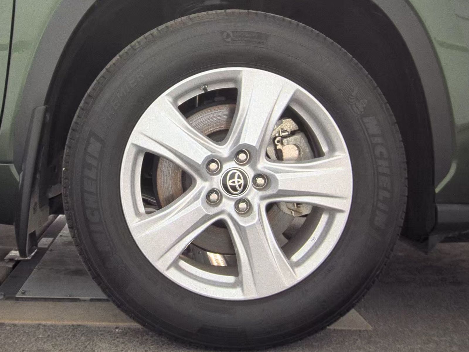 2024 Toyota Highlander LE FWD