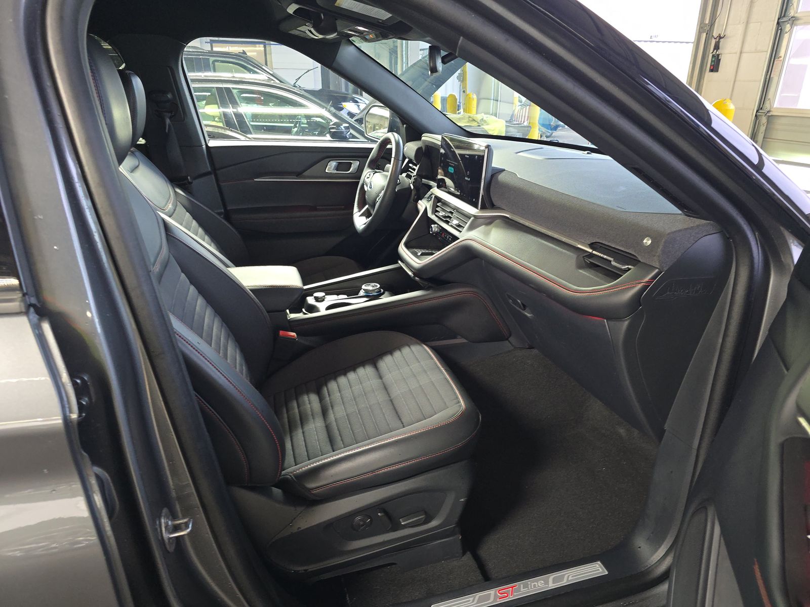 2025 Ford Explorer ST-Line RWD