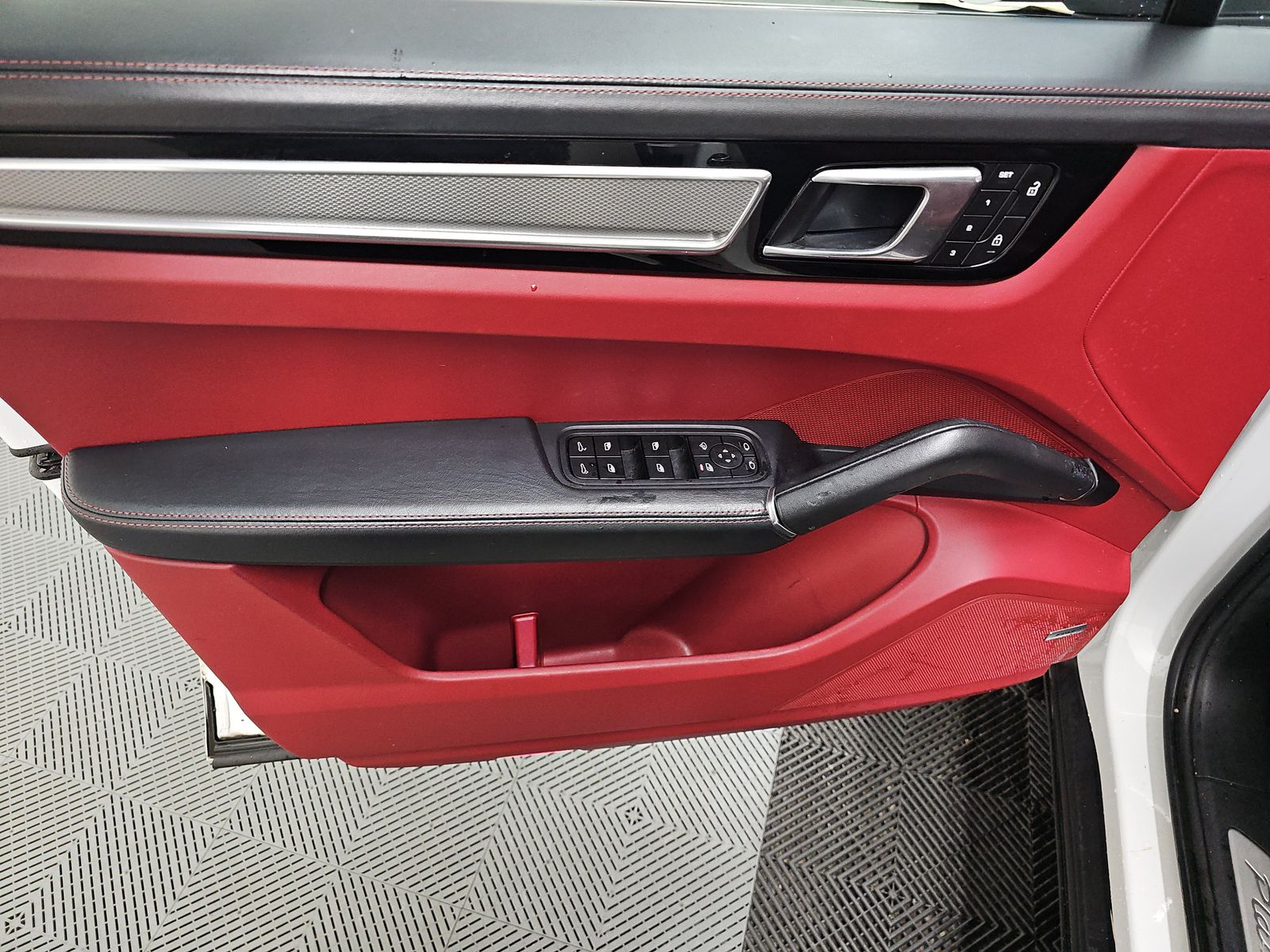 2023 Porsche Cayenne Platinum Edition AWD