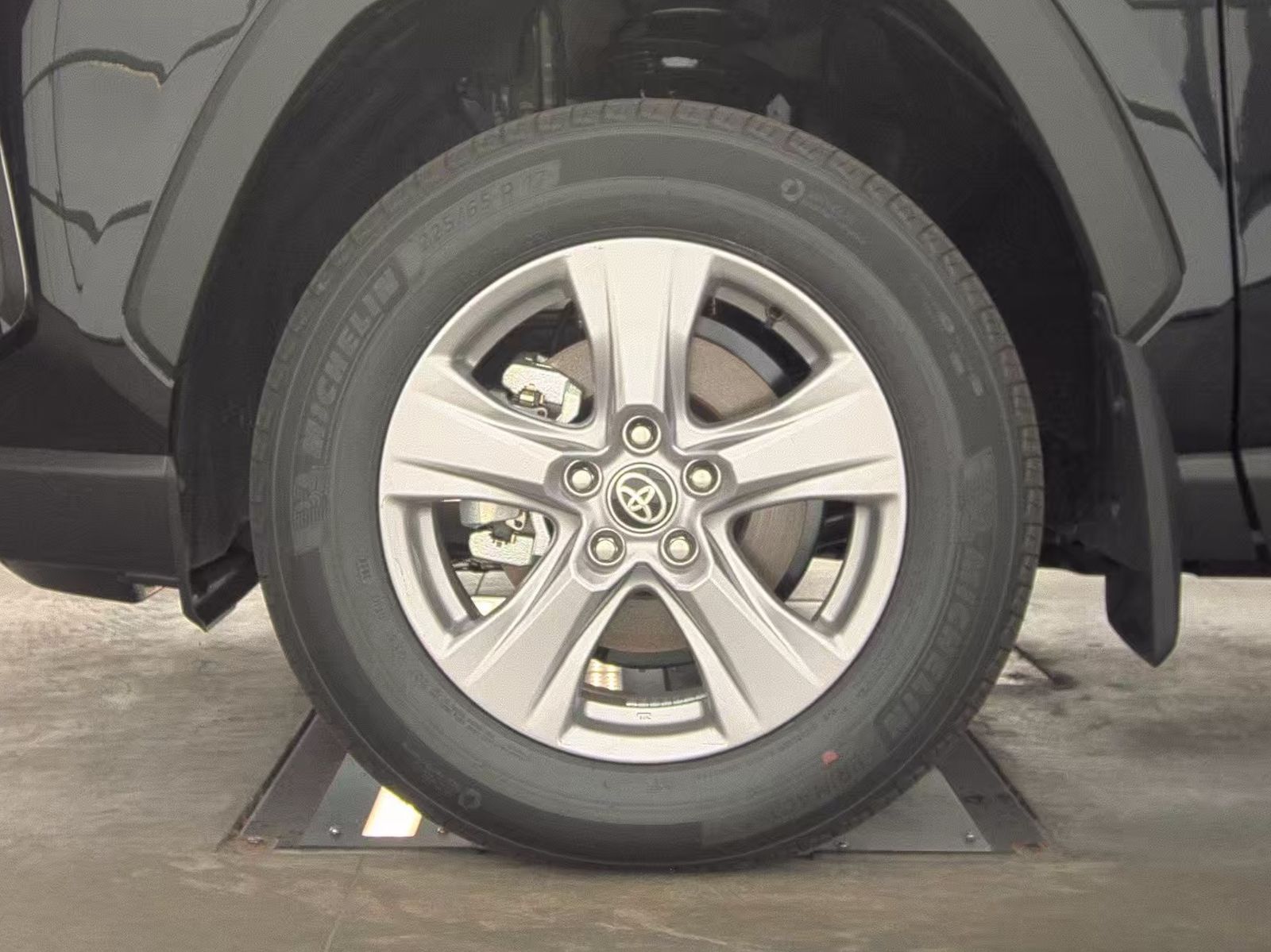 2025 Toyota RAV4 XLE FWD