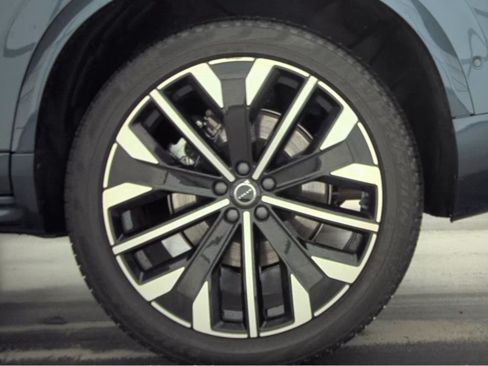 2025 Volvo XC90 B6 Plus AWD