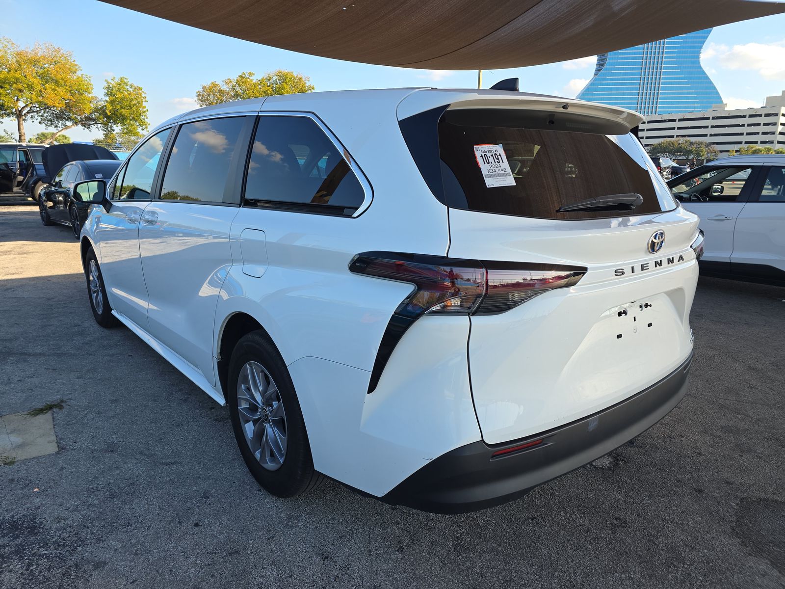 2024 Toyota Sienna LE FWD