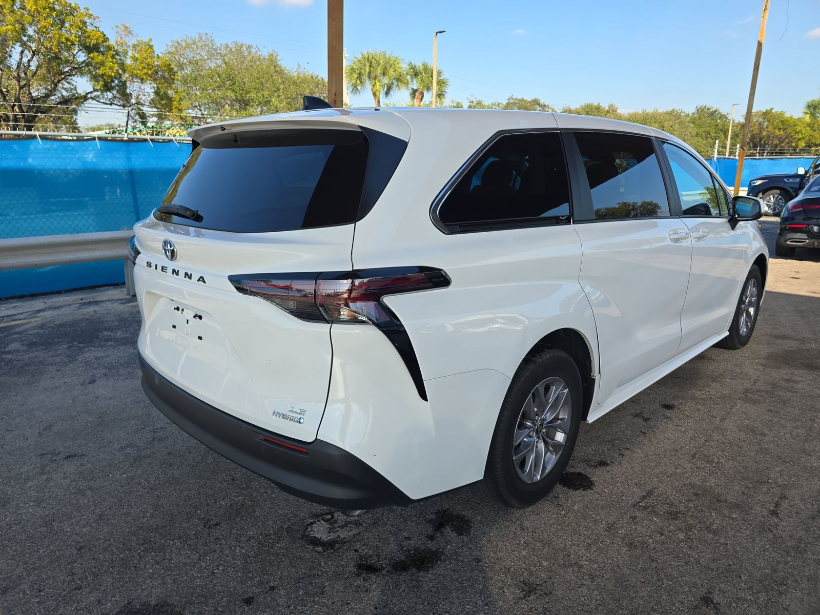2024 Toyota Sienna LE FWD