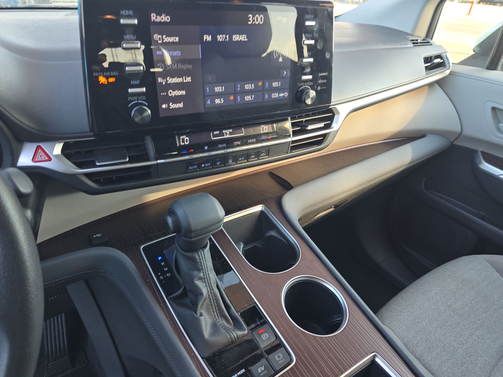 2024 Toyota Sienna LE FWD