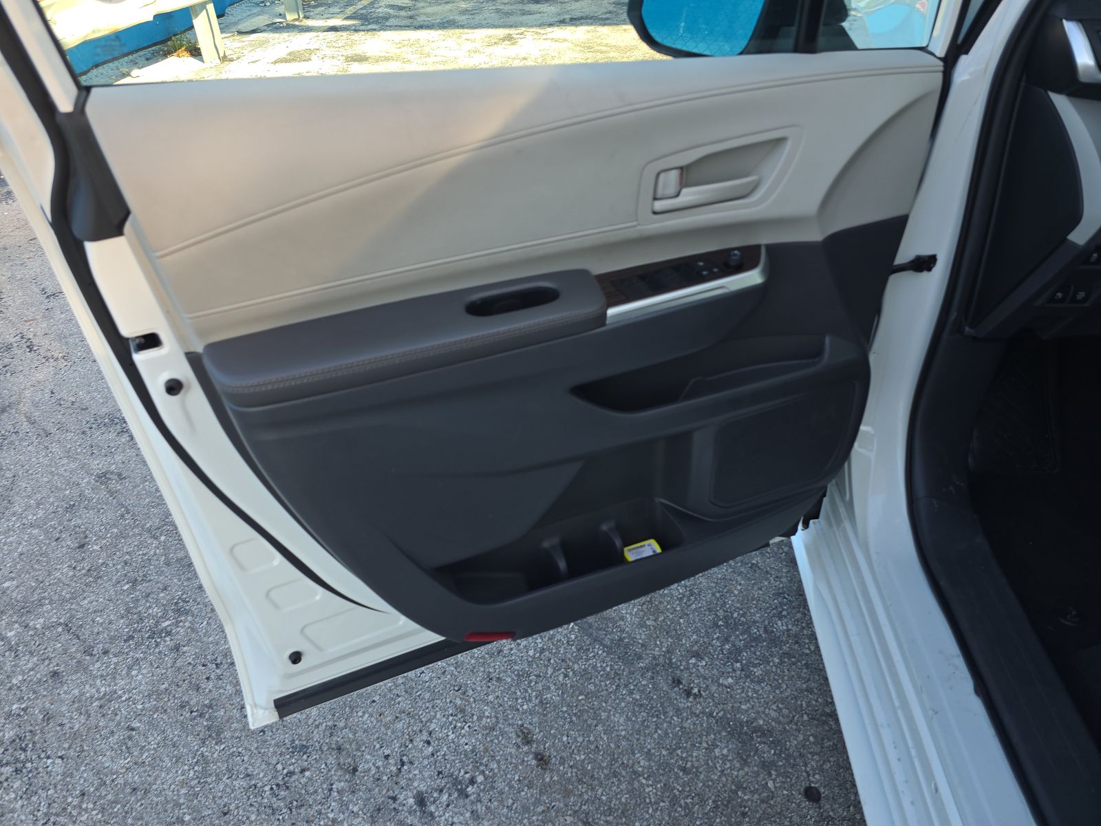 2024 Toyota Sienna LE FWD