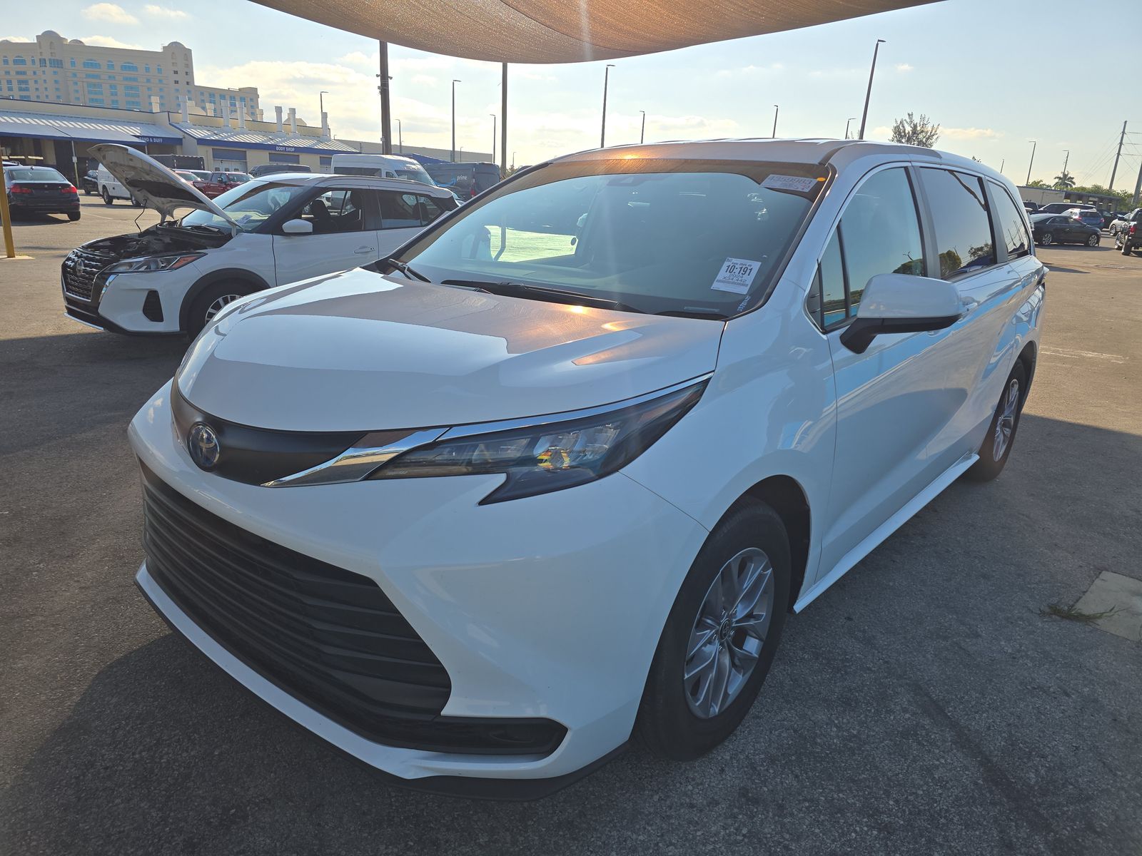 2024 Toyota Sienna LE FWD