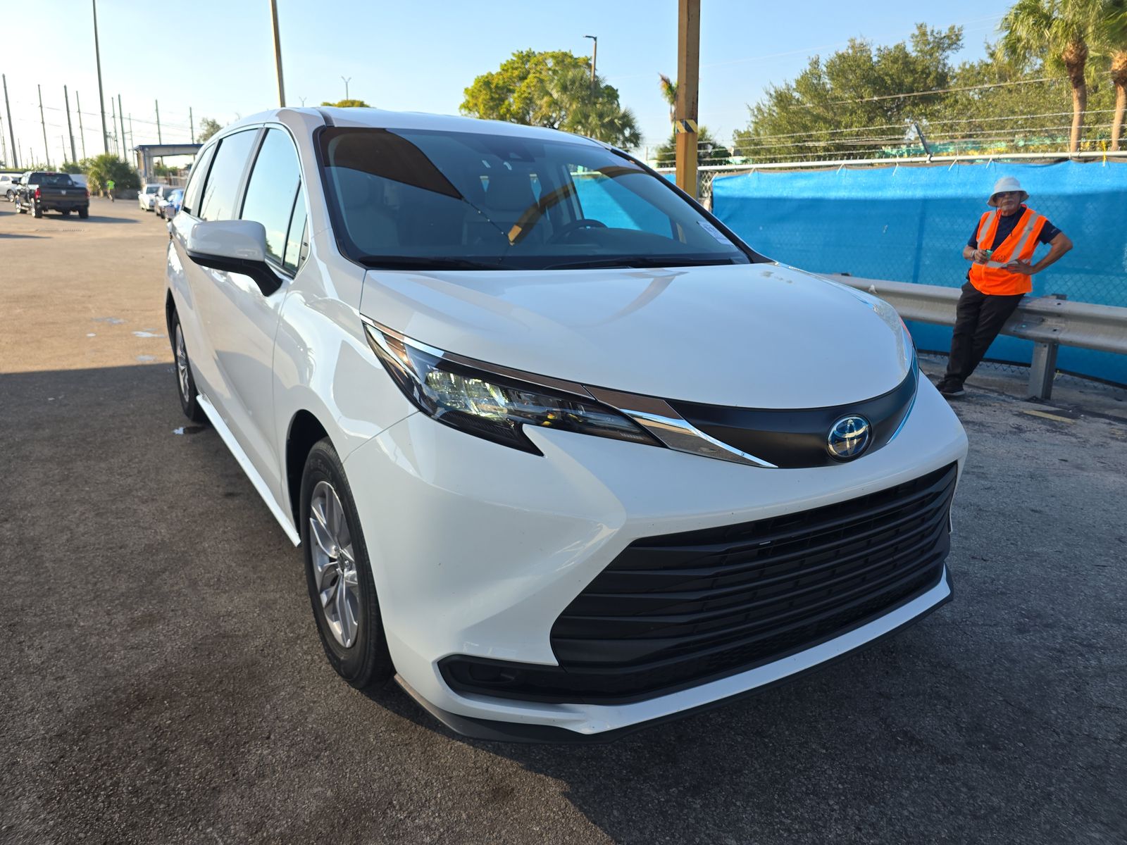 2024 Toyota Sienna LE FWD