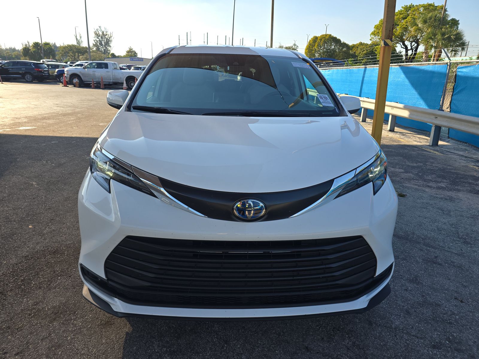 2024 Toyota Sienna LE FWD