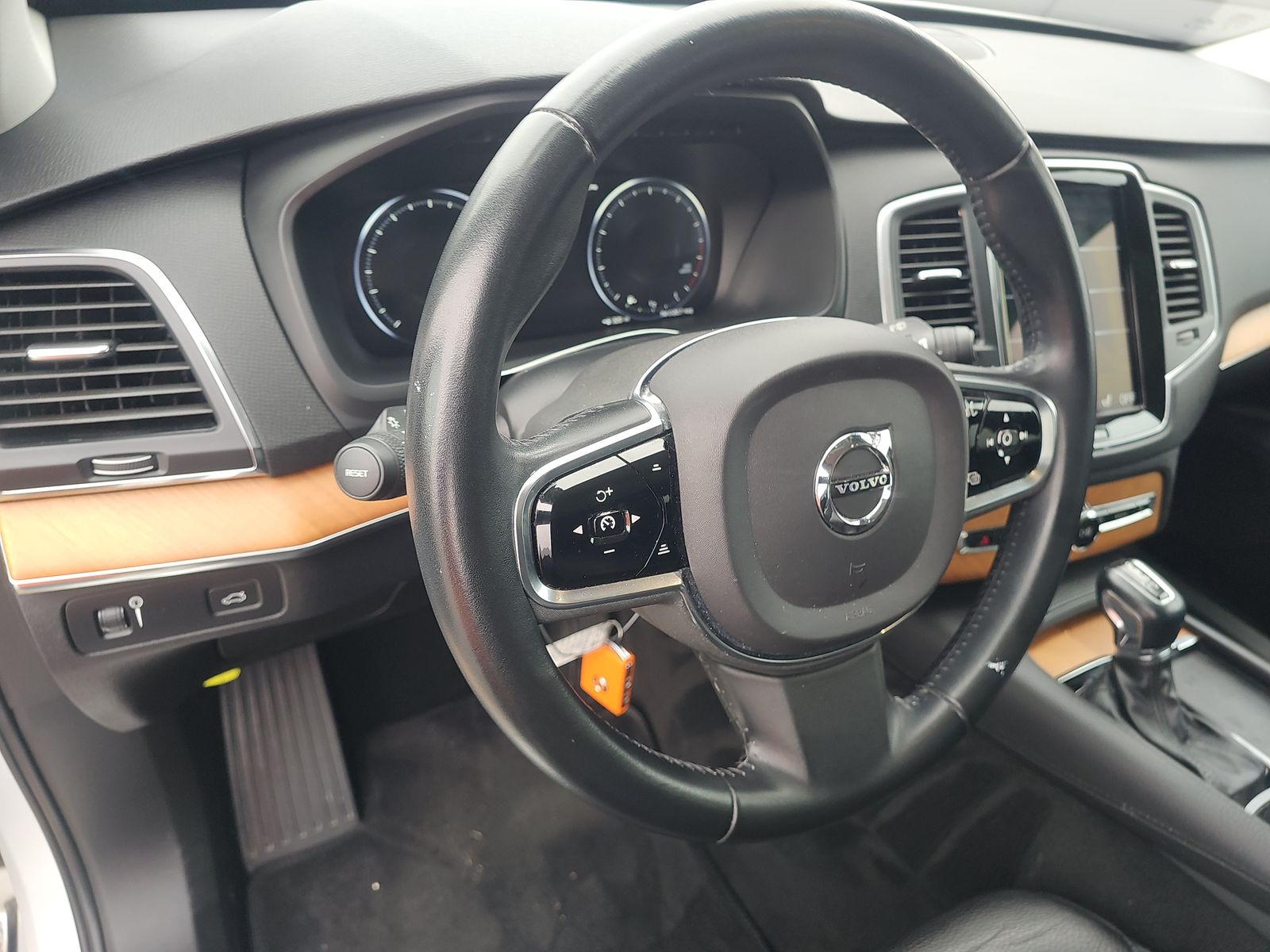 2021 Volvo XC90 T6 Momentum AWD