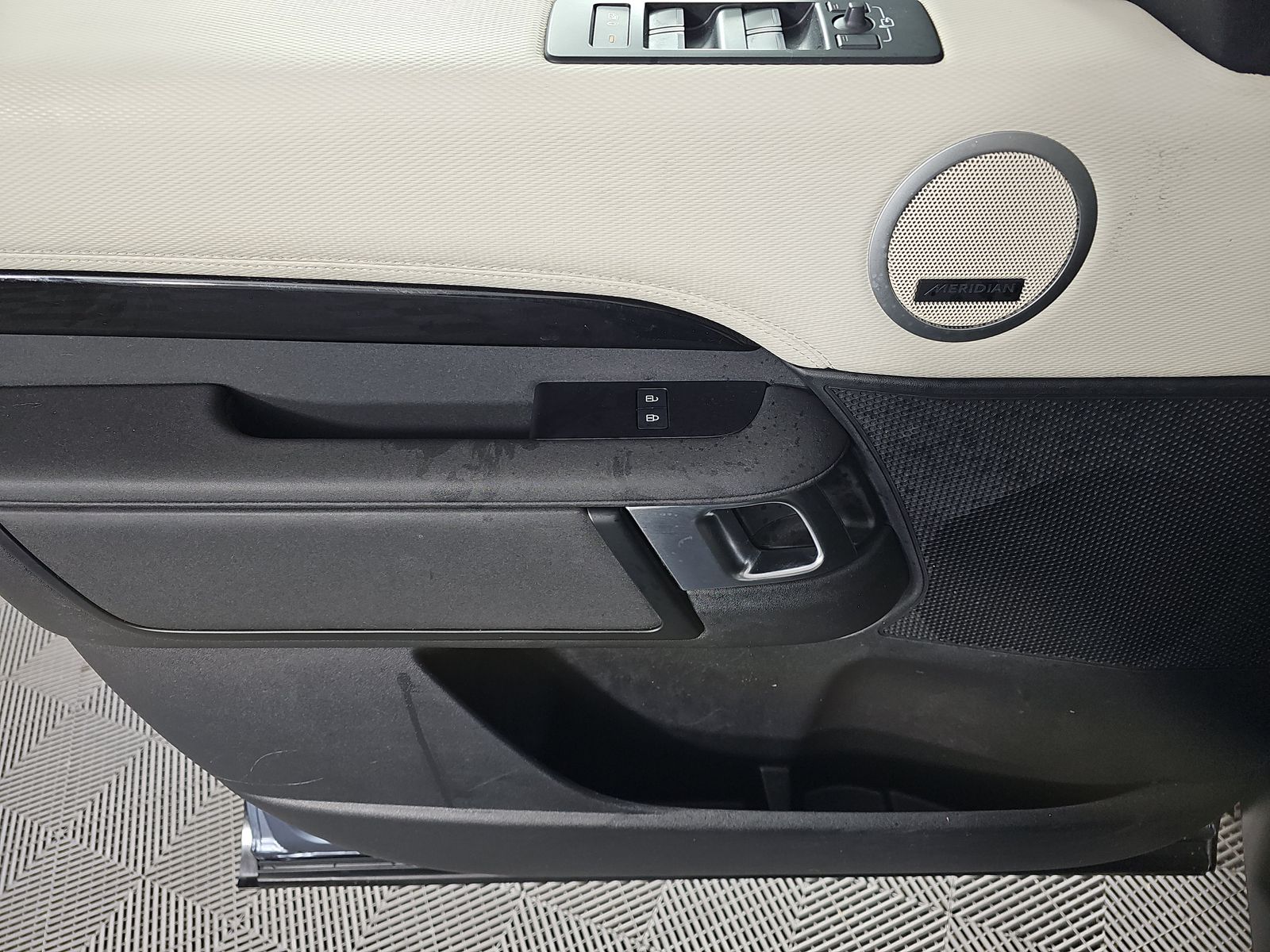 2023 Land Rover Discovery R-Dynamic S AWD