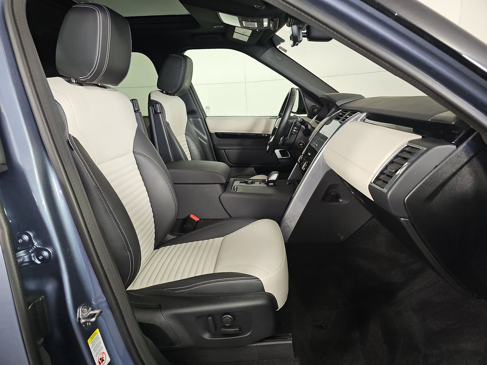 2023 Land Rover Discovery R-Dynamic S AWD