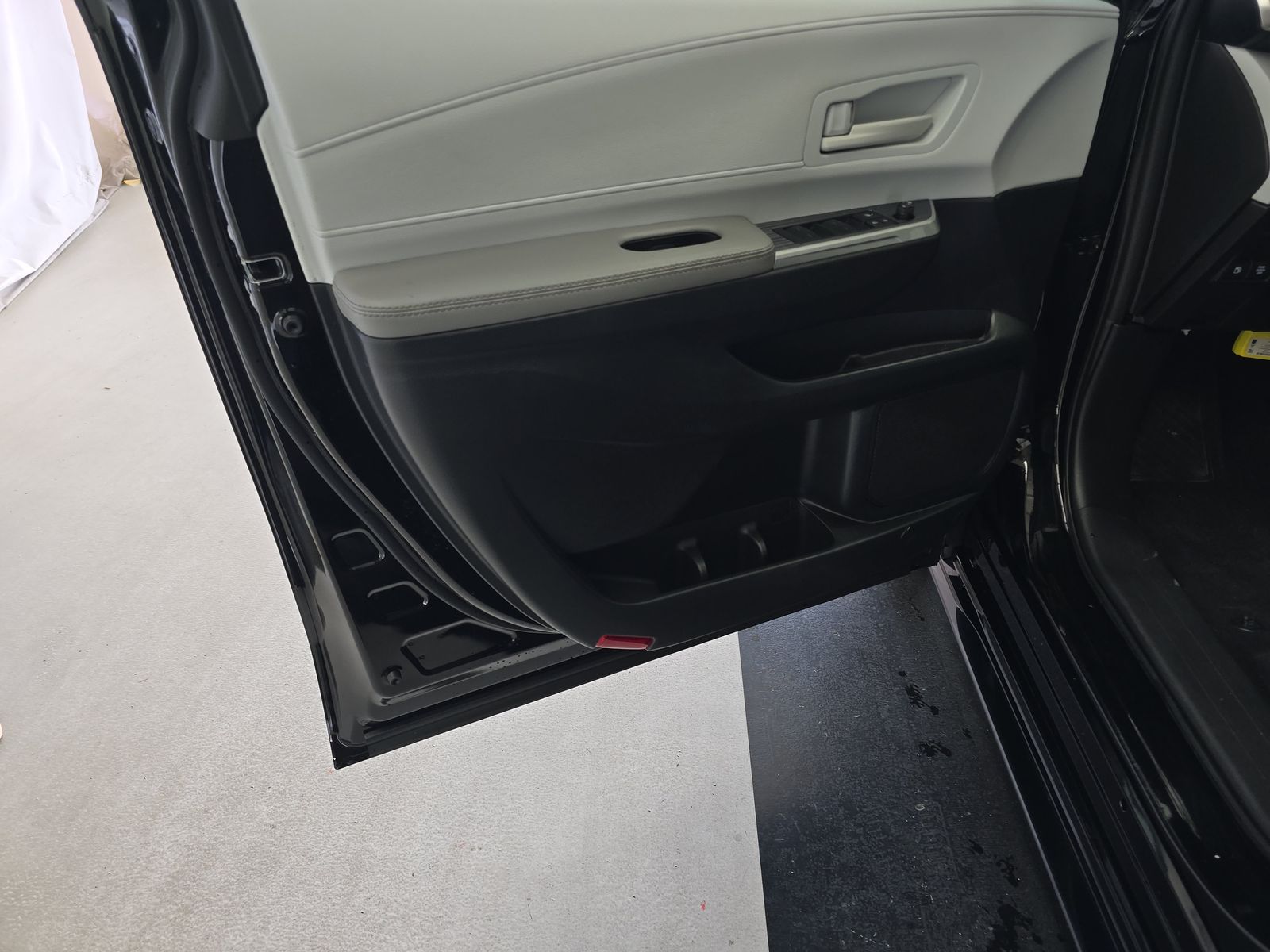 2025 Toyota Sienna LE FWD