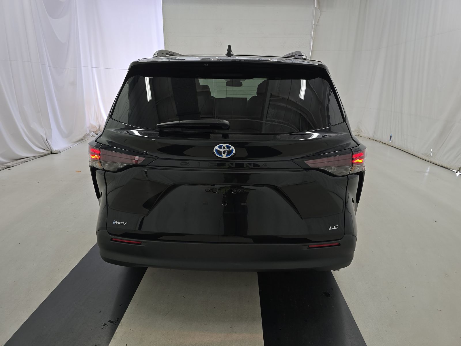 2025 Toyota Sienna LE FWD