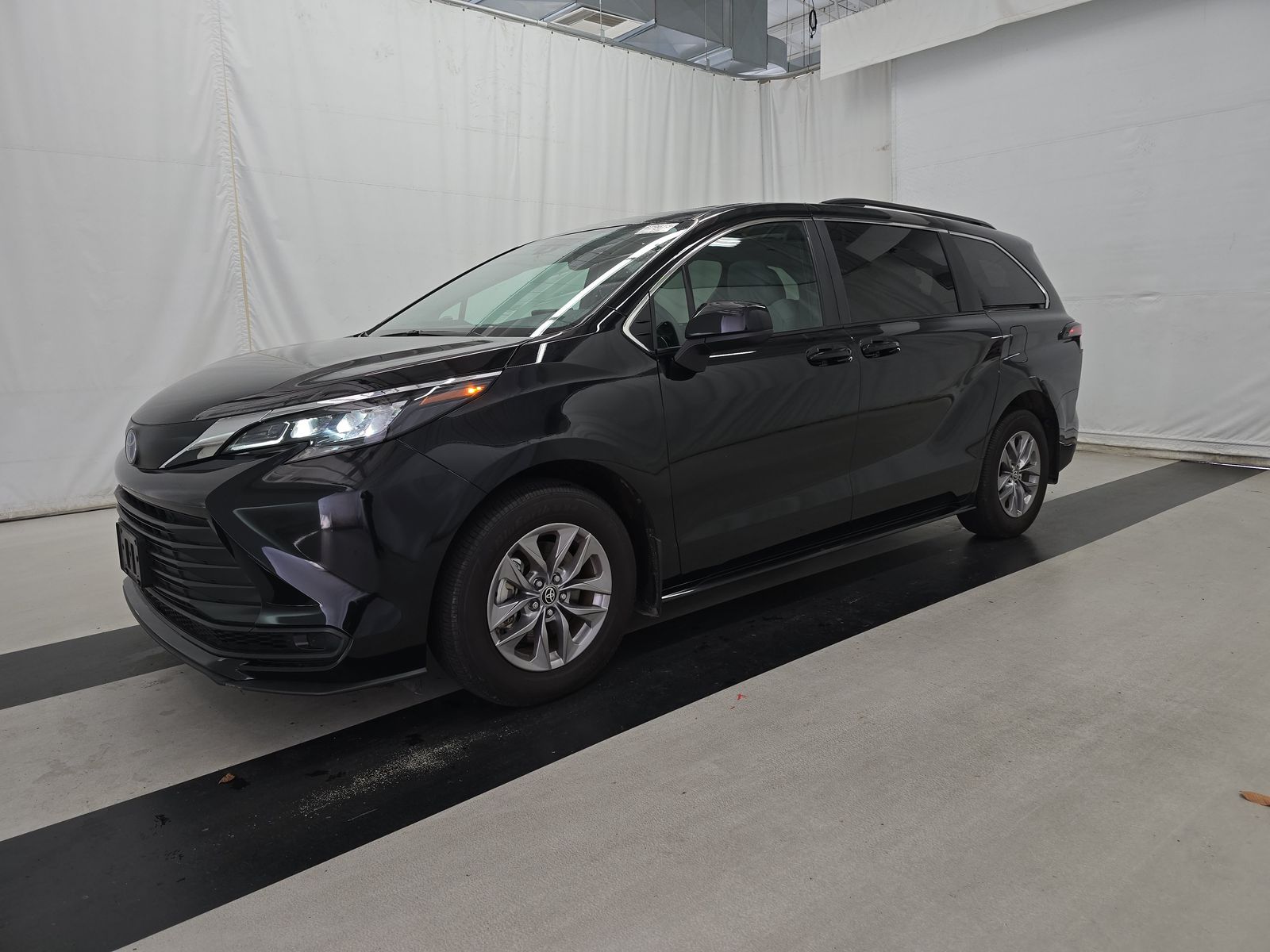 2025 Toyota Sienna LE FWD