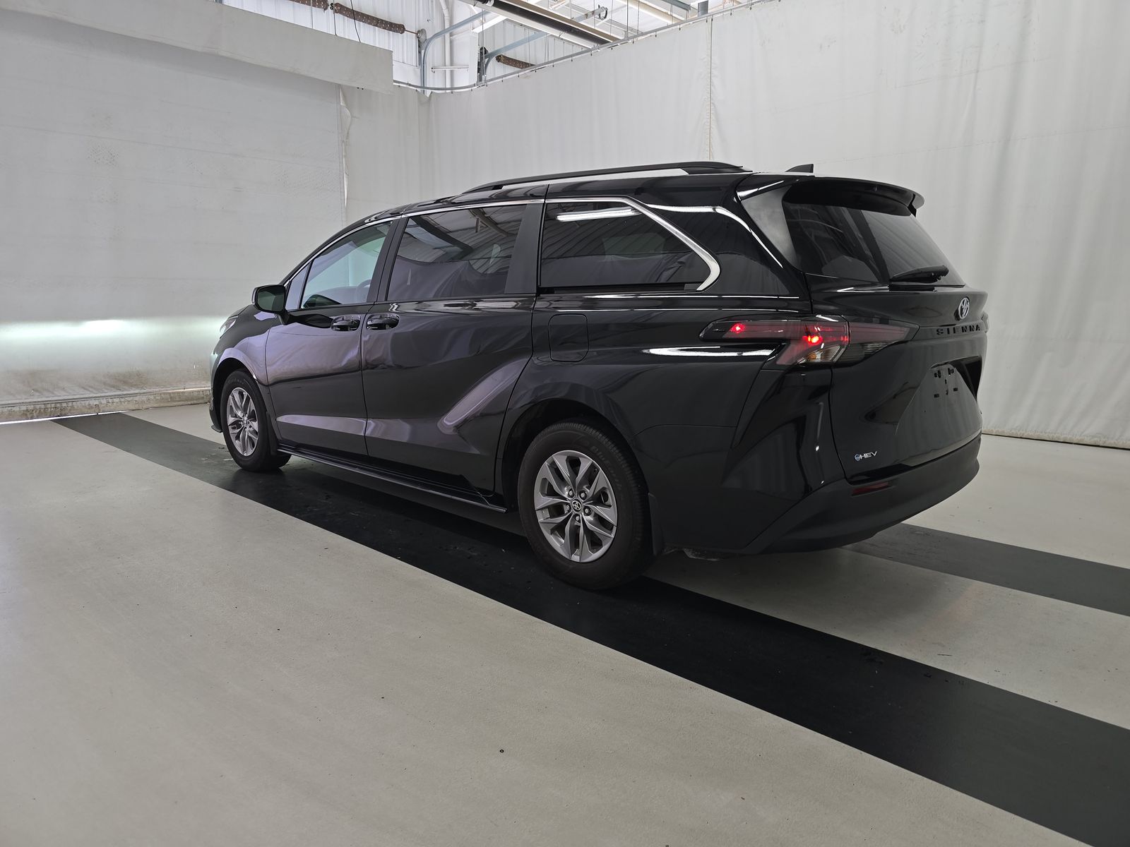 2025 Toyota Sienna LE FWD