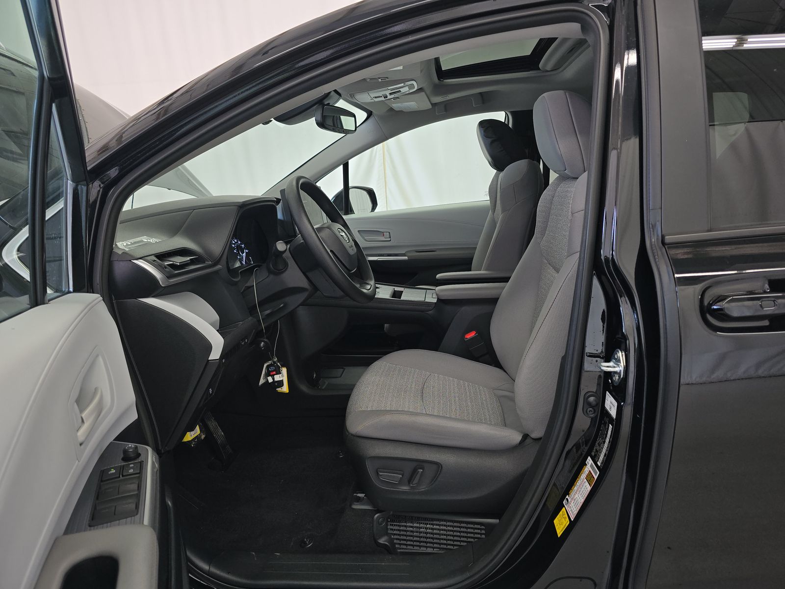 2025 Toyota Sienna LE FWD