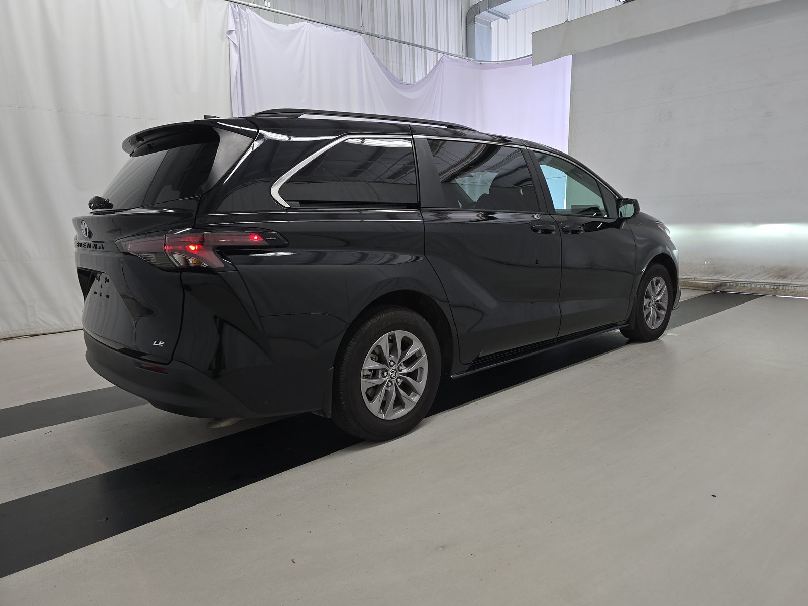 2025 Toyota Sienna LE FWD