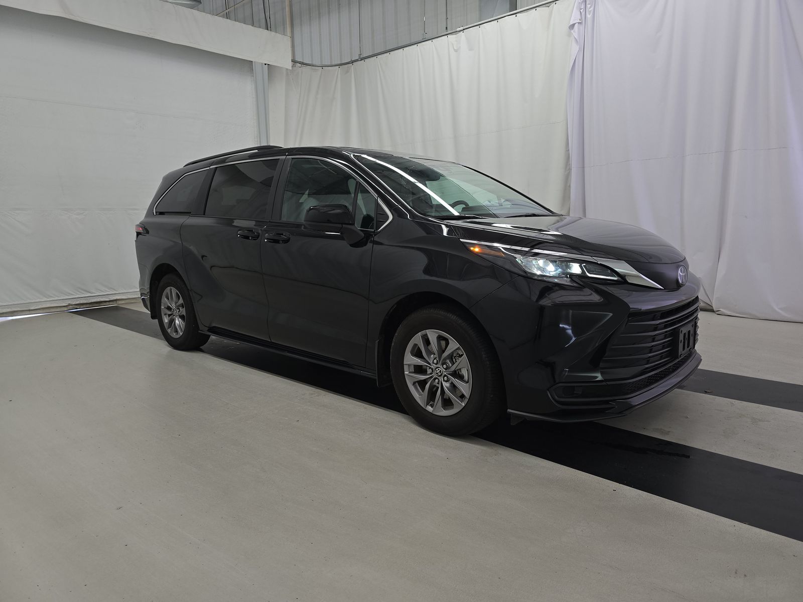 2025 Toyota Sienna LE FWD